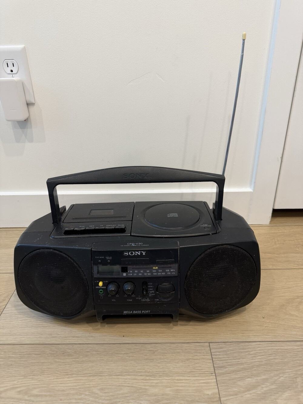 Sony CFD-V30 Cassette CD Player Radio Mega Bass. WORKS